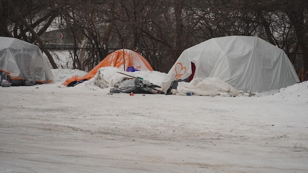 Des tentes où des itinérants dorment en plein hiver.