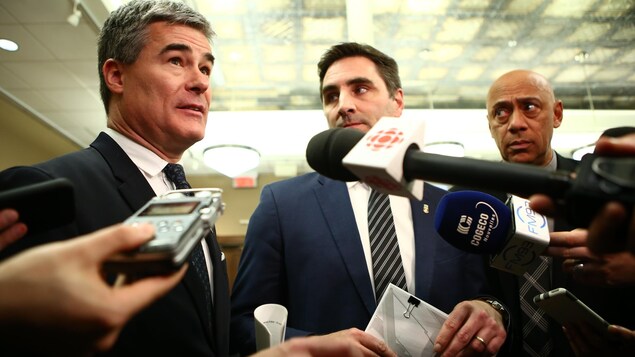 Jean-François Gosselin, chef de l’opposition à l’hôtel de ville de Québec, en mêlée de presse avec les conseillers Patrick Paquet et Stevens Mélançon