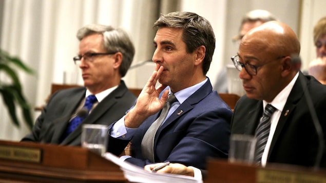 Jean-François Gosselin, chef de l’opposition à l’Hôtel de Ville de Québec, en séance de conseil. Jean Rousseau, chef de Démocratie Québec, est à l'arrière.