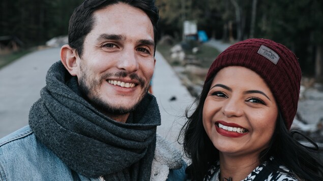Kenan et son amoureuse Alejandra sur une route.