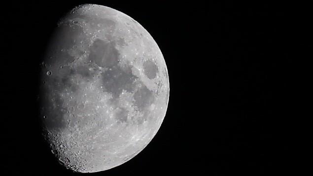 La Lune, satellite naturel de la terre.