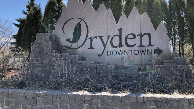 Panneau indiquant le centre-ville de Dryden, en Ontario.