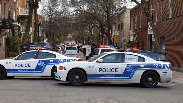 Des voitures du Service de police de la Ville de Montréal.