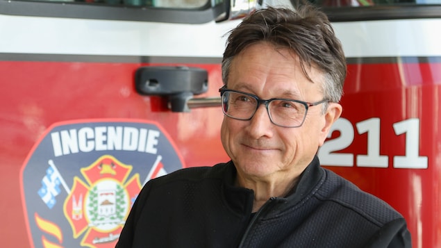 L'élu devant un camion de pompier.