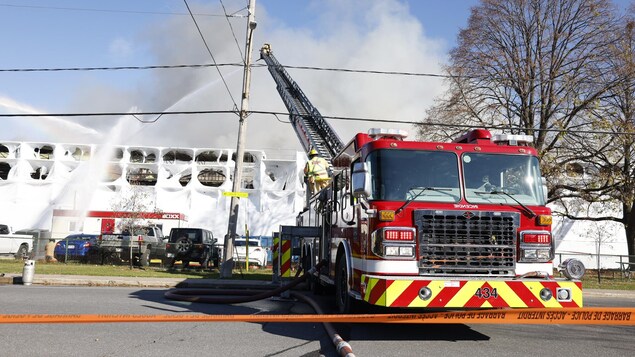 Une école de métiers en rénovation ravagée par les flammes à Longueuil