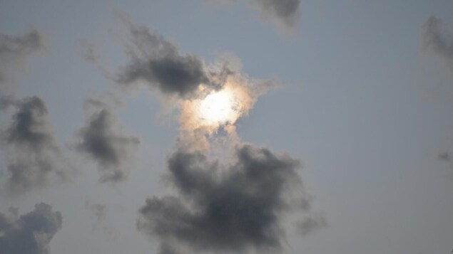 Le soleil derrière quelques nuages