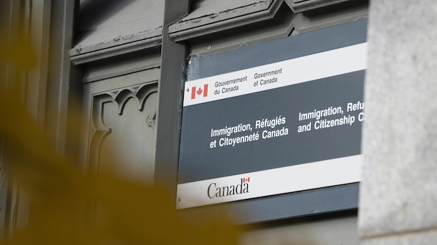 L'affiche des bureaux d'Immigration Canada au-dessus d'une porte.