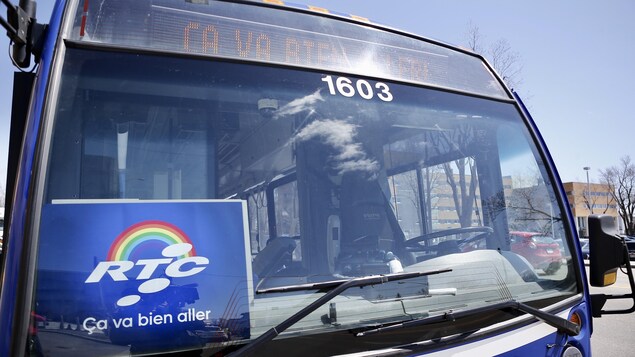 Un bus du RTC sur lequel il est écrit Ça va bien aller