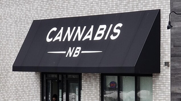 La marquise d'une succursale de Cannabis NB avec le nom du magasin écrit en grosses lettres.
