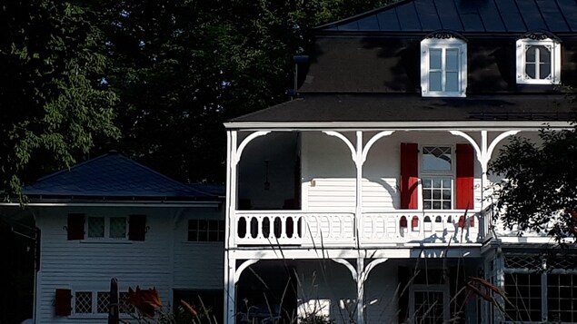 Une maison de bois.