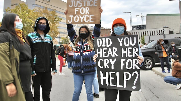 Manifestantes llevan pancartas pidiendo justicia para Joyce Echaquan.