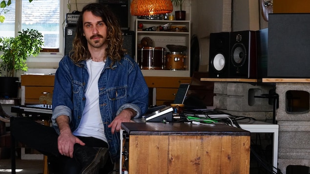 Mario Lepage du groupe de musique Ponteix dans son salle de répétition à Saint Denis, en Saskatchewan.