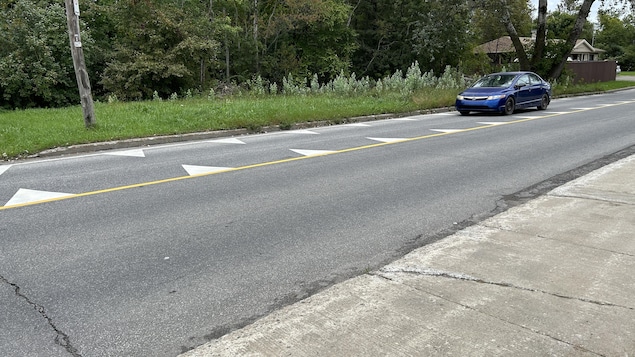 Une voiture passe sur un nouveu type de marquage au sol qui fait l'objet d'un projet pilote à Québec.