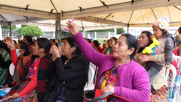 Des femmes autochtones guatémaltèques lèvent une main lors d'un rassemblement à Guatemala City pour le lancement de l'initiative.