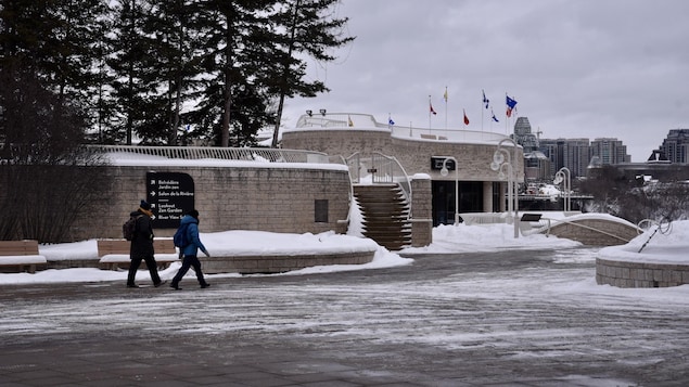 Deux personnes marchent près du musée canadien de l'histoire à Gatineau.
