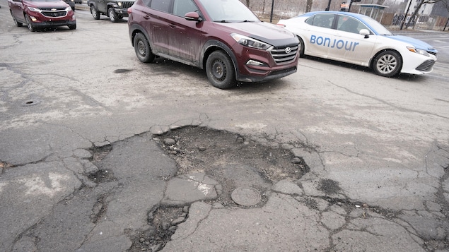 Un nid-de-poule coin Hochelaga et Honoré-Beaugrand.