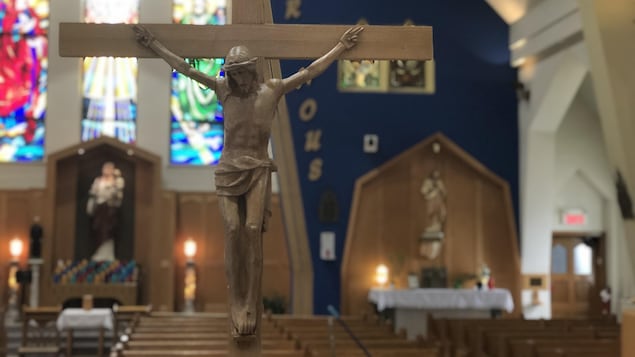 Un crucifix dans une église de Gatineau.