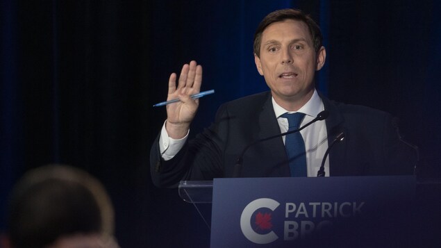Patrick Brown lève la main.