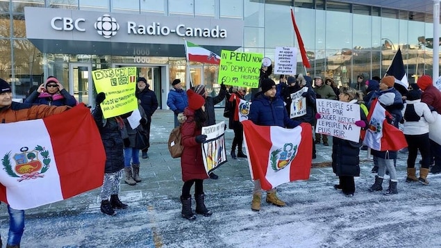 Des membres du Collectif de solidarité Québec-Pérou devant les bureaux montréalais du diffuseur public canadien CBC/Radio-Canada dans le cadre de leurs activités de sensibilisation à la crise politique et sociale au Pérou. 