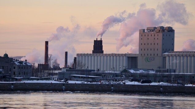 De la fumée s'échappant de cheminées dans la Basse-Ville de Québec en hiver.