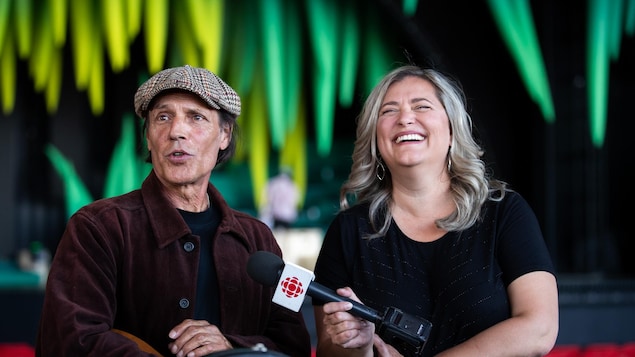 Guitare, boussole et confidences : une rencontre unique avec Jean Leloup