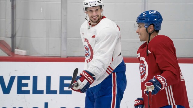 Deux joueurs plaisantent en patinant