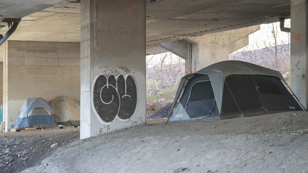 Campement de sans-abris sous un pont