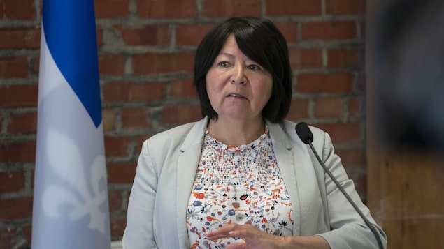 La présidente de Femmes autochtones du Québec, Marjolaine Étienne, parle devant un micro.
