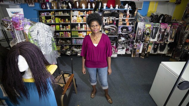 Nadine Kakoheryo dans son commerce.