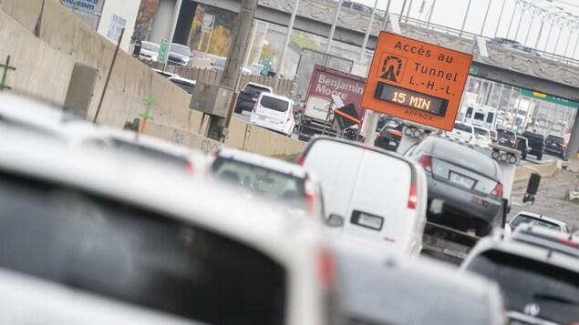 Un panneau érigé à proximité de l’autoroute 40 indiquant le nombre de minutes nécessaires pour traverser le pont-tunnel Louis-Hippolyte La Fontaine.