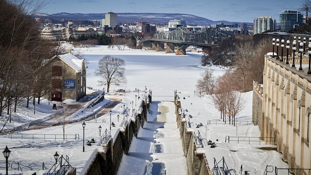 COVID-19 : encore une baisse des hospitalisations en Outaouais, stabilité à Ottawa