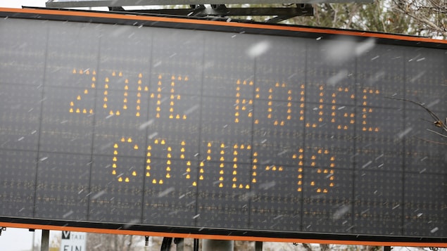 Une affiche lumineuse indiquant la zone rouge.