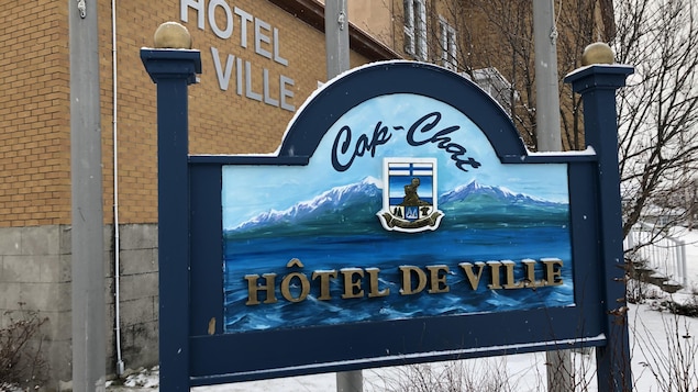 Une affiche à l'entrée de l'hôtel de ville de Cap-Chat.