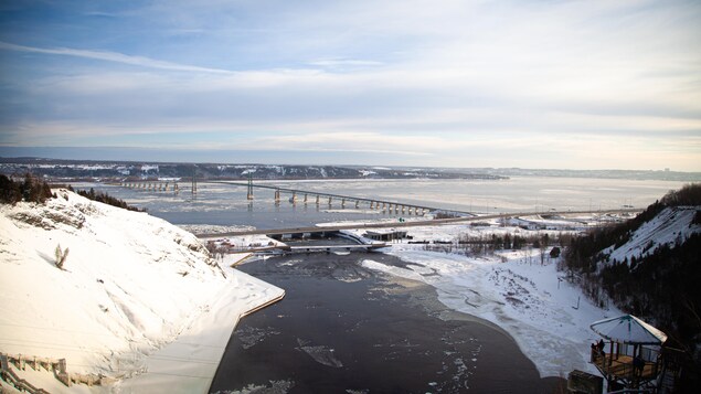 Le pont de l'Île d'Orléans vu des chutes Montmorency en hiver