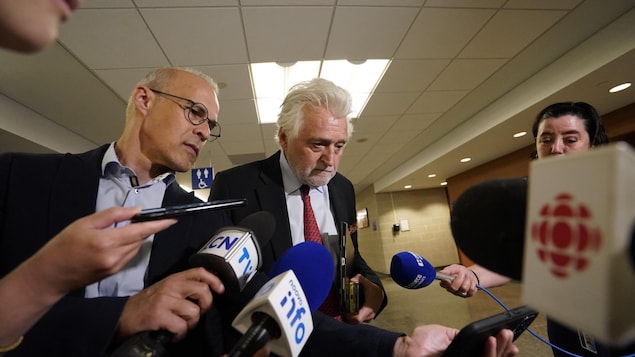 Gilbert Rozon s'adresse aux médias.