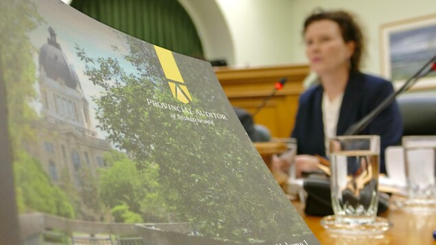 La vérificatrice provinciale de la Saskatchewan Tara Clemett soumet le premier volume de son rapport pour l'année 2023, le 6 juin 2023.