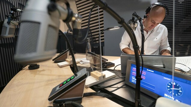 Mathieu Belhumeur dans un studio de radio.