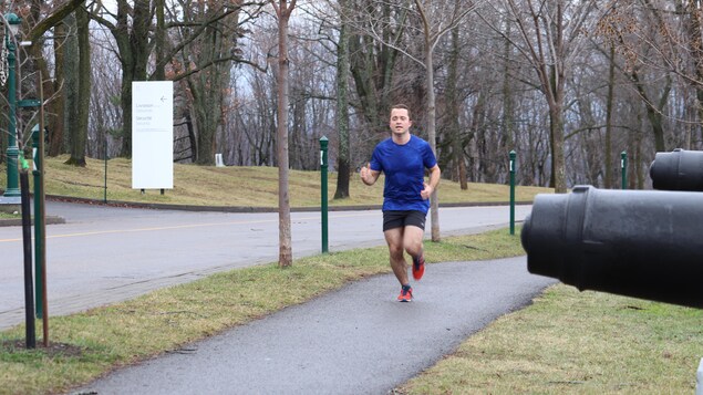 Joggeur en culotte courte sur les plaines d'Abraham.