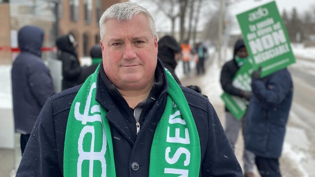 Rémi Sabourin pose pour une photo lors d'une manifestation.