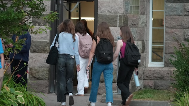 Des étudiantes s'apprêtent à entrer dans le cégep.