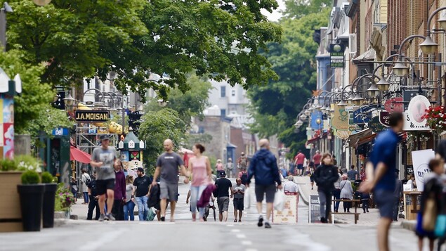 Des piétons sur la rue Saint-Jean en été.