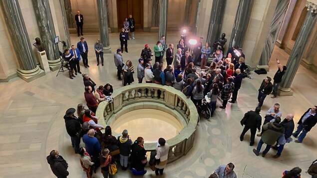 Des parlementaires et des protestataires sont dans la rotonde du palais législatif de Regina, en Saskatchewan, après l'adoption du projet de loi Saskatchewan First, le 16 mars 2023.