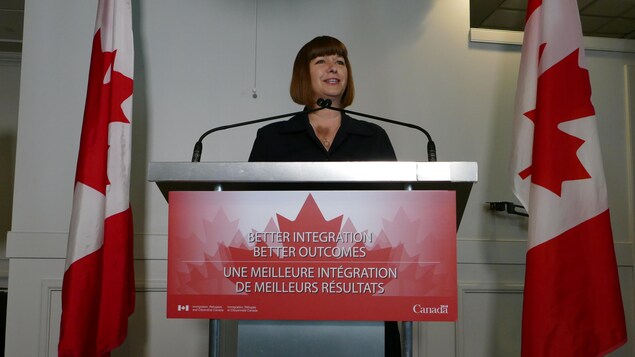 La secrétaire parlementaire du ministre de l’Immigration, des Réfugiés et de la Citoyenneté, Marie-France Lalonde, en conférence de presse le 12 mai 2022.