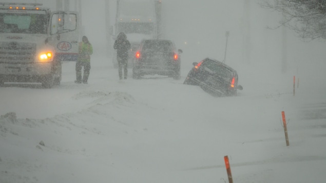 Une sortie de route en raison d'une tempête de neige.