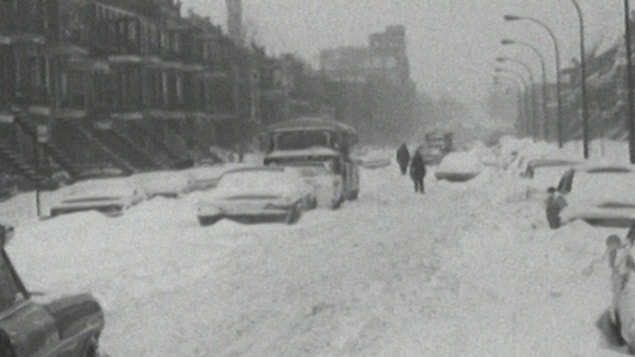 Photo d'archives d'une rue très enneigée de Montréal.