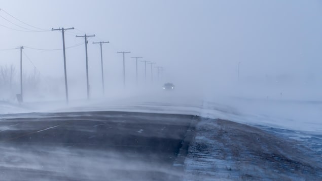 Une tempête de neige en hiver sur une autoroute près de Regina, en Saskatchewan.
