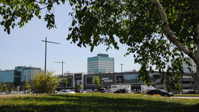 Les terrains de la Défense avec, en arrière-plan, le centre commercial Laurier Québec.