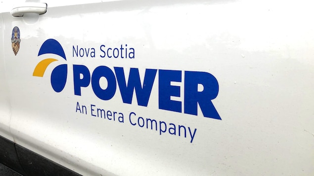 Logo et nom de Nova Scotia Power en bleu sur la portière blanche d'un véhicule.