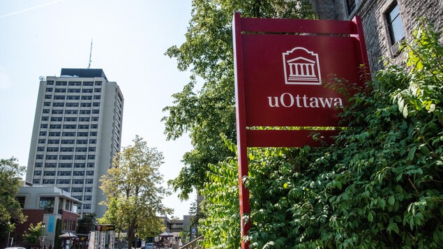 Affiche "uOttawa" près d'un bâtiment.