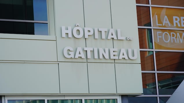 Un édifice vu de l'extérieur sur lequel est écrit, Hôpital de Gatineau.